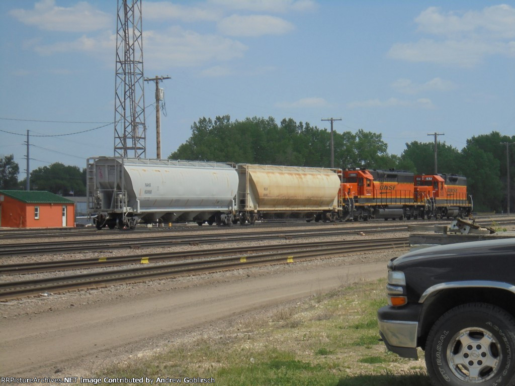 BNSF 1532 + 1900 push 2 Hoppers